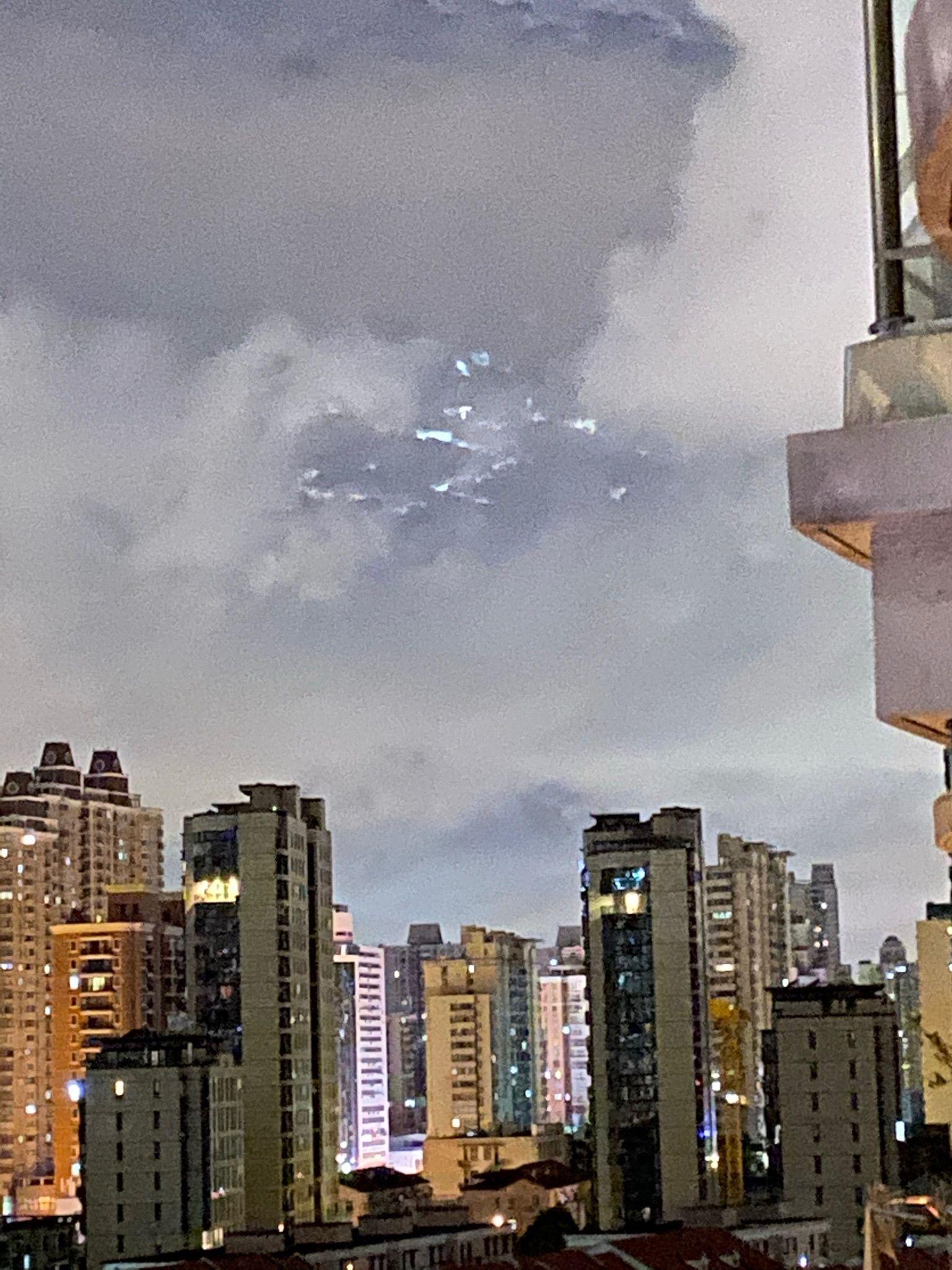 如何看待2021年7月19日晚上在上海出现的类似ufo或者海市蜃楼的景象