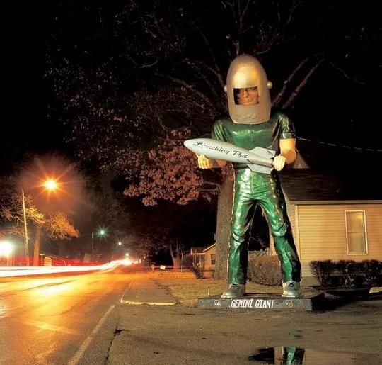 66号公路第一个著名景点"绿巨人"路边随处可见的汽车旅馆加利福尼亚州