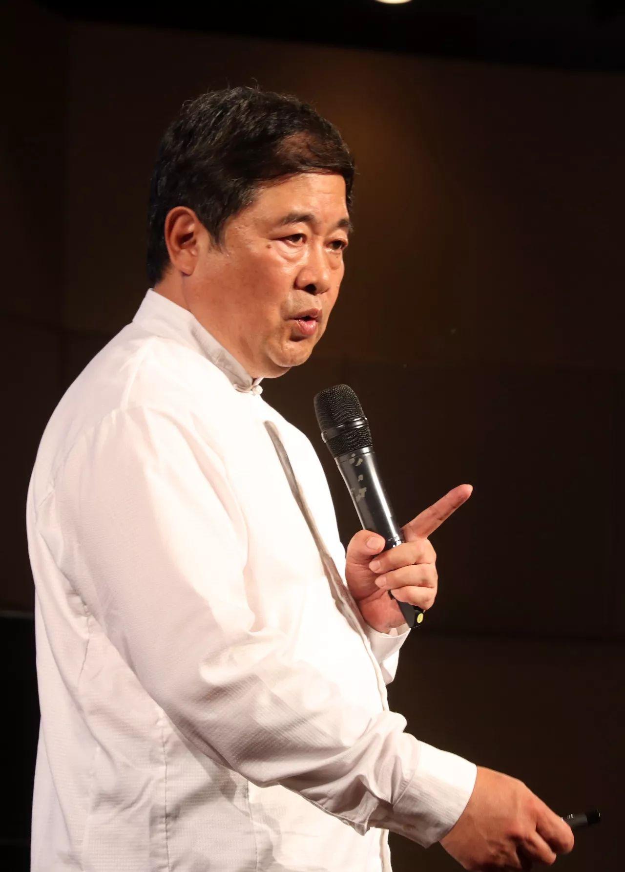 故宫看门人又火了一句话拿到4个亿果然是被馆长身份耽误的段子手