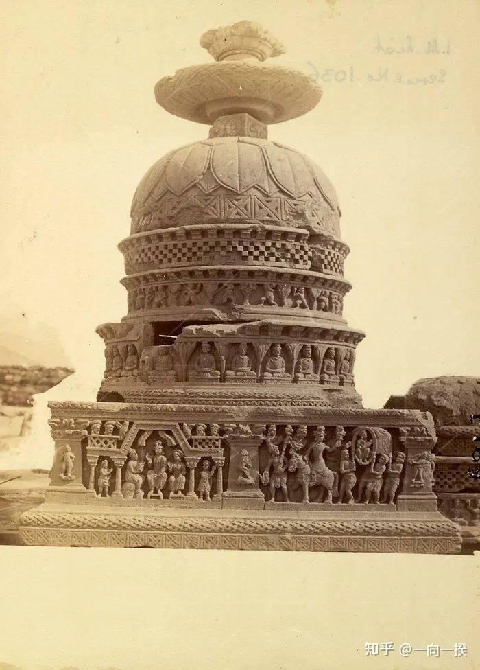 tangai 的一座小佛塔,在重建期间拍摄,该佛塔现在是印度博物馆犍陀罗