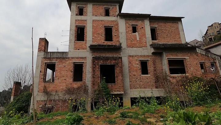 重庆南山资格的烂尾别墅,价值不菲却被遗弃,杂草丛生令人心疼