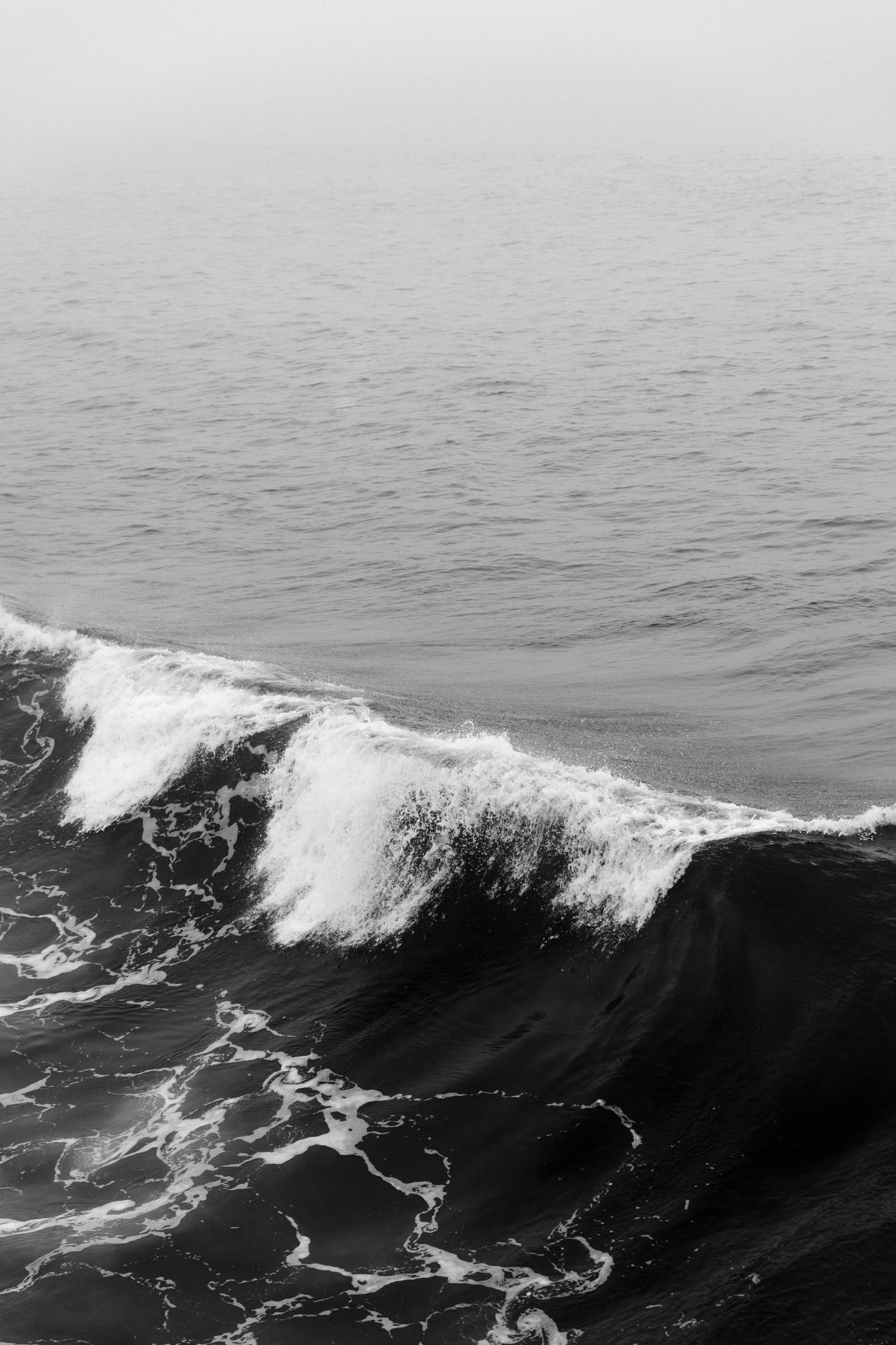 深邃的大海上一片暗黑色海浪由远及近让人感叹大海的壮阔和人类的渺小
