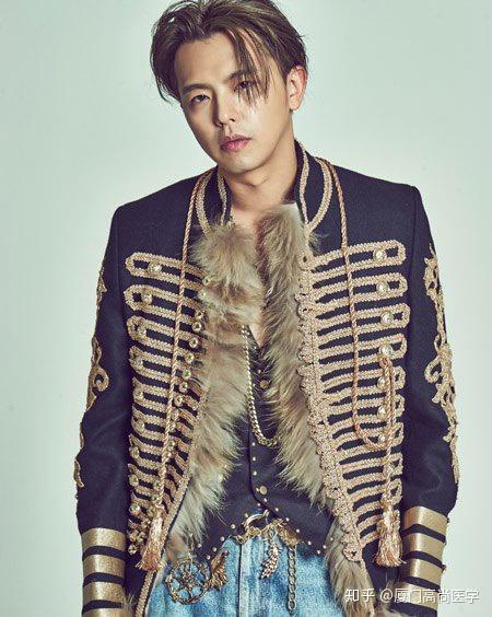 台湾36岁艺人小鬼黄鸿升被曝离世疑因独居在家浴室滑倒意外撞头不愿言