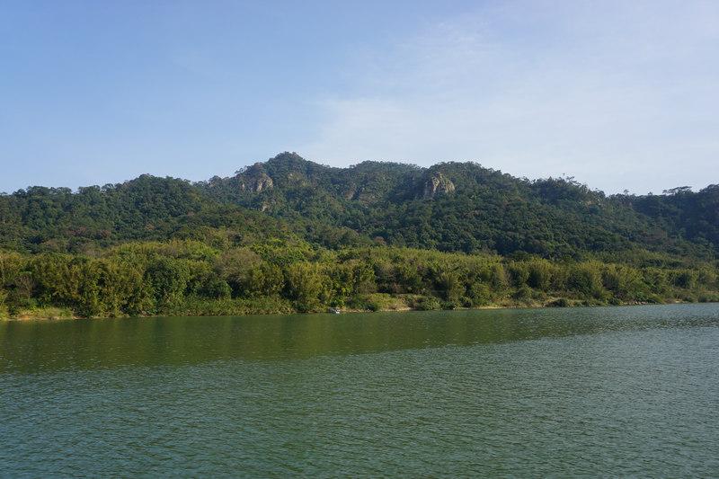 遠看飛霞山風景區,層嶺疊翠,煙霧繚繞,就像一幅天然的山水畫卷,若隱若