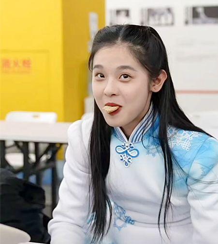 从举牌小姐姐的服装变化看奥运会中国风的潮流变迁传承中创新