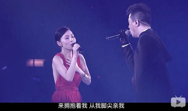 该现场版可谓是"色而不淫"的典范,黄耀明低沉性感的男生配合彭羚妩媚