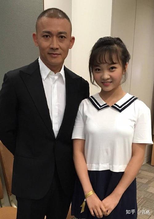 随着林妙可动人的歌喉,电视机前的杨沛宜一家有些奇怪,由于林妙可的"