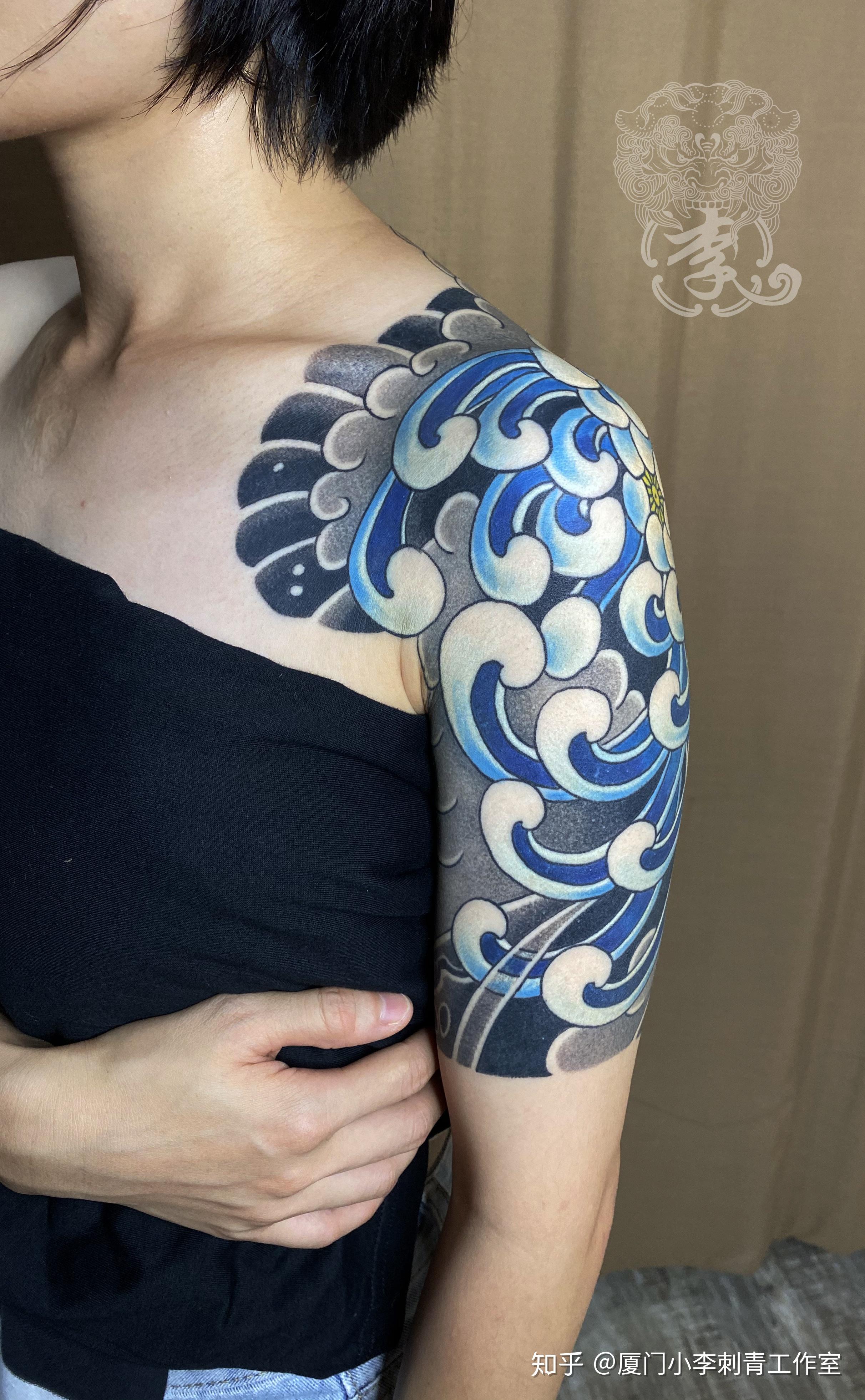 大臂小图拼接纹身显得很碎,图与图之间的空隙可以加些什么东西使整体