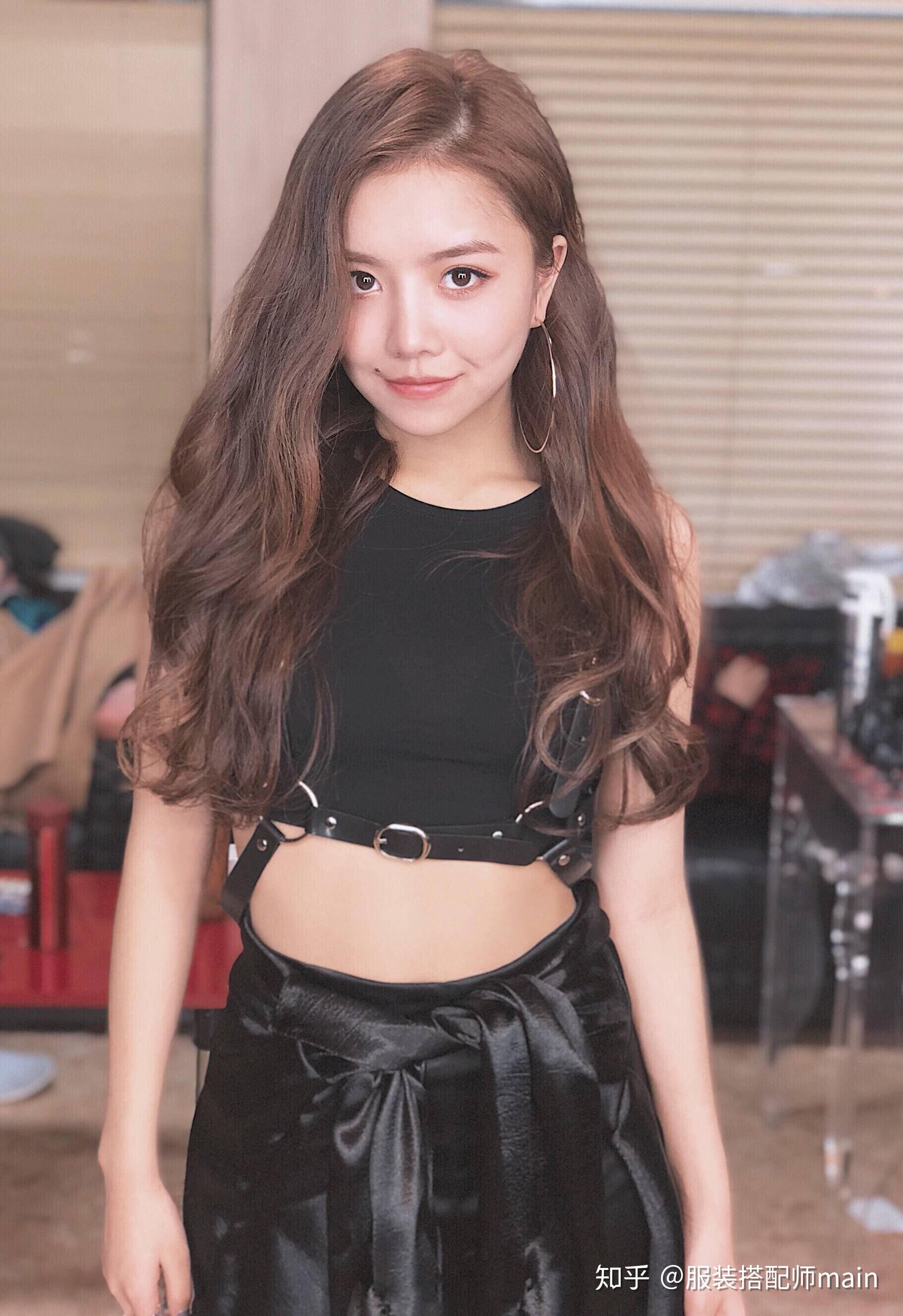 显高有技巧只要上衣短一截the9队长安崎示范穿法适合小个女生