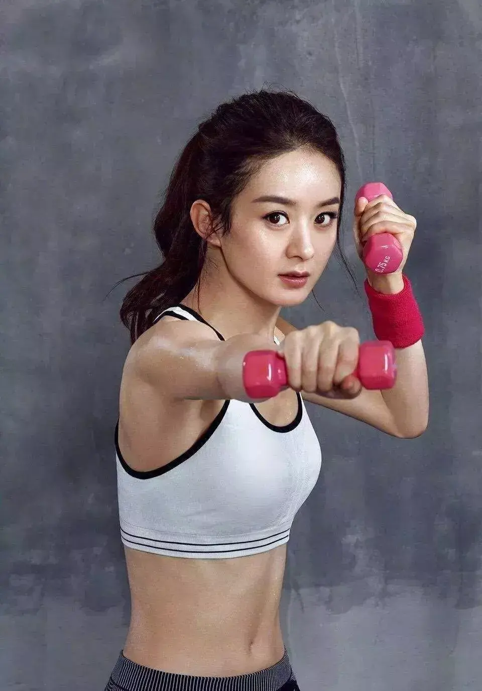 当你哼哧哼为瘦五斤痛苦的昏天黑地时,林允说:减肥对于明星来说,就是