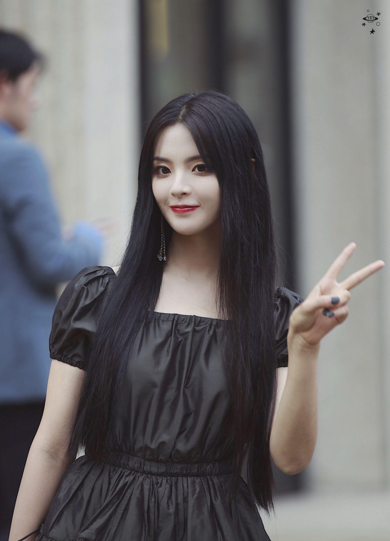 如何评价杨超越在 miumiu 2020 春夏巴黎时装周的看秀造型? - 知乎