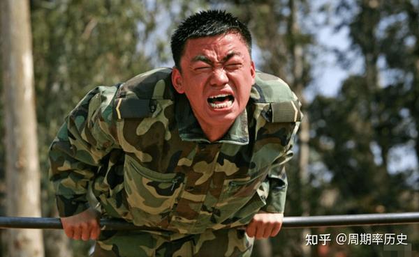 士兵突击:成才、许三多同年入伍,为何成才先转士官?有三大优势 - 知乎