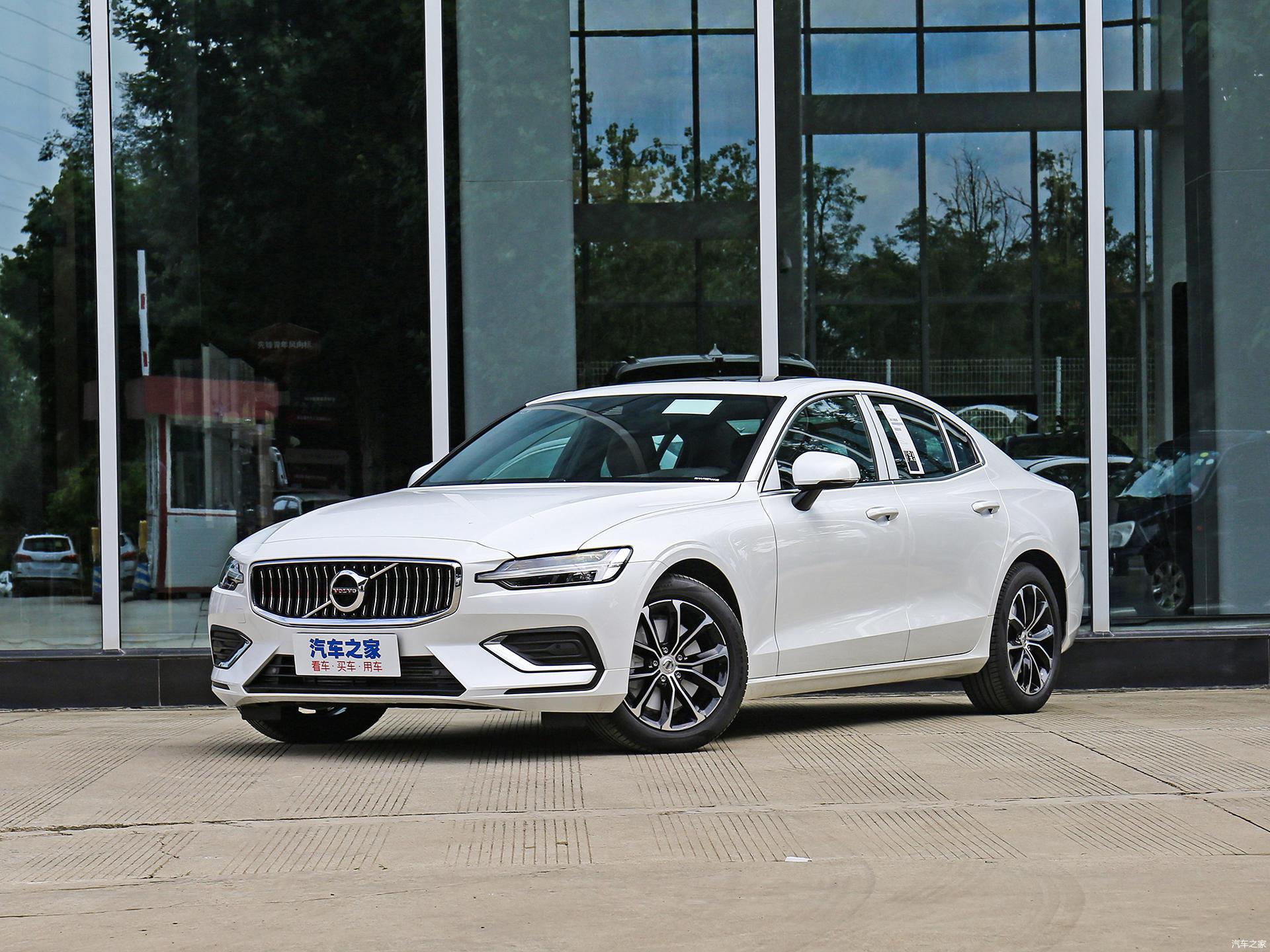 沃尔沃s60 2021款 t4 智逸豪华版车头显得十分时尚,六边形的格栅搭配