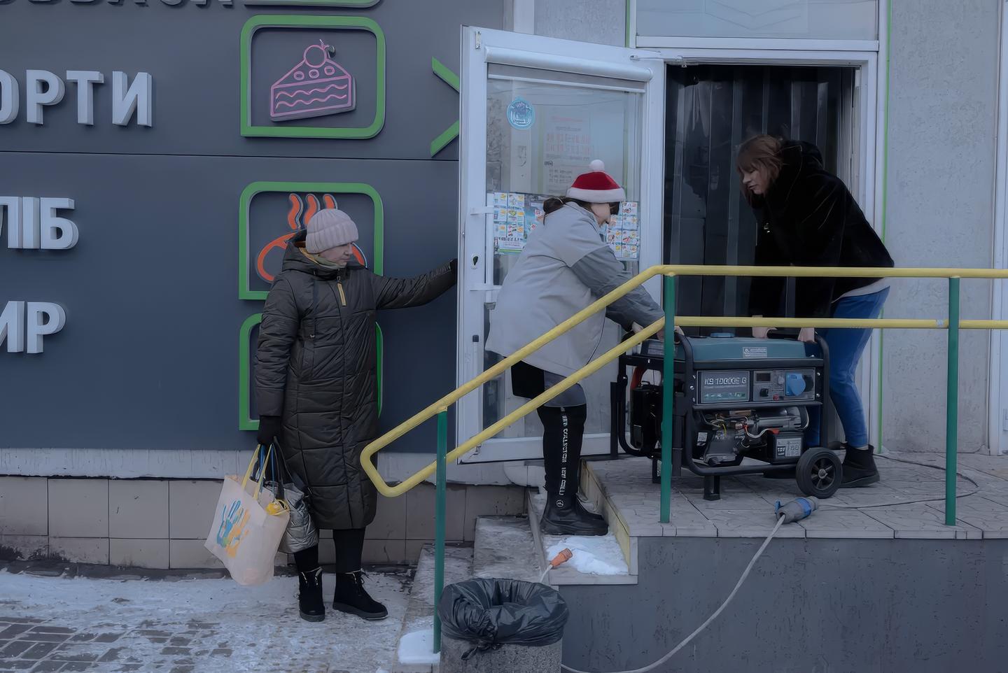 商店员工携带发电机。在乌克兰，电力会按计划关闭，以减少电网负荷。电力供应问题与俄罗斯军队频繁袭击能源设施有关