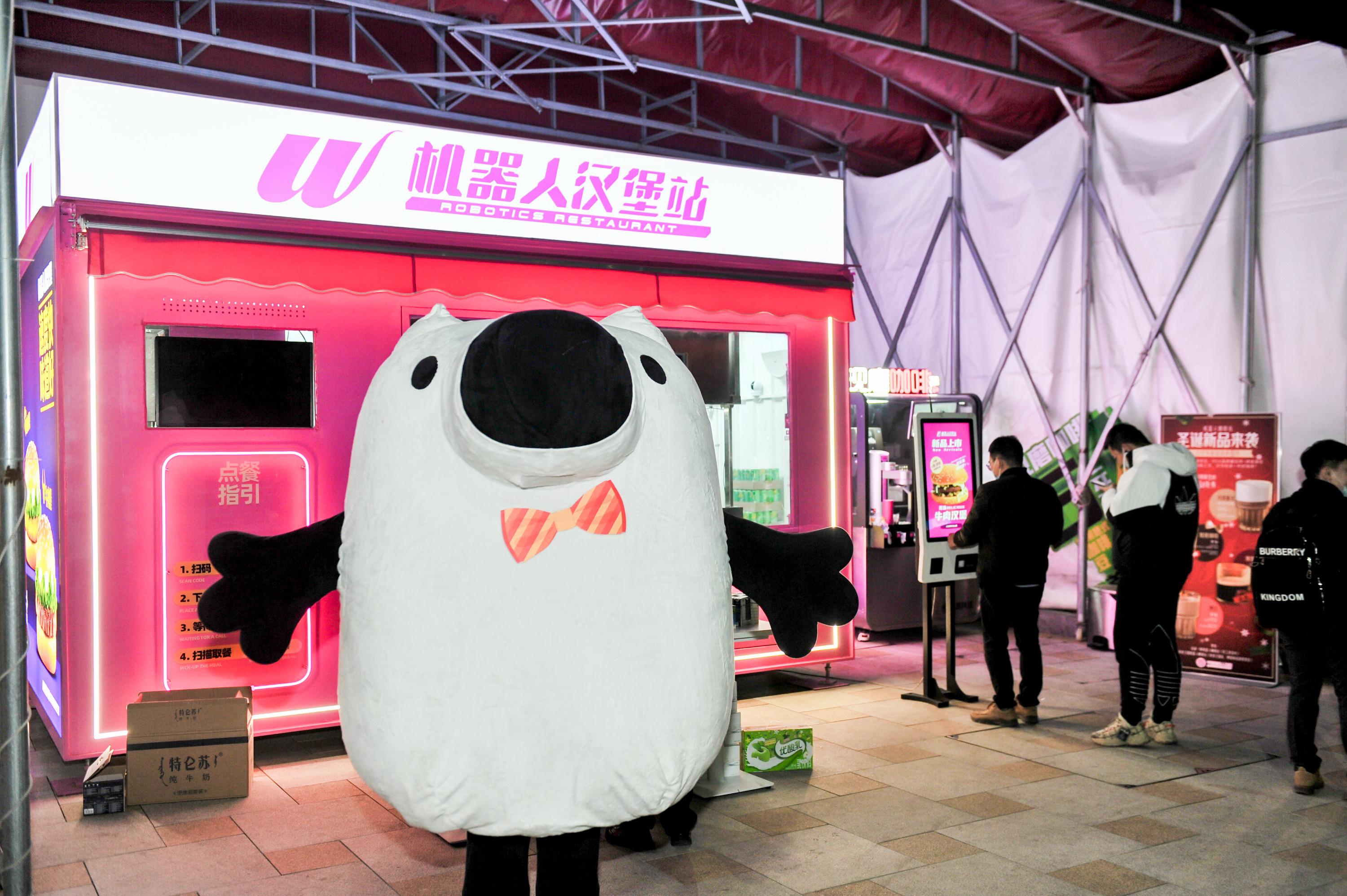 汉堡机器人肚子里有一条井然有序的流水线,拥有 6 个「爪爪」的机器臂