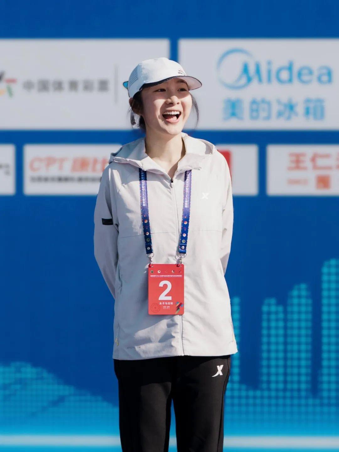 全国马拉松锦标赛合肥站的领奖台上,徐冰洁笑得很开心这一幕被我们