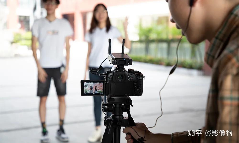 在纪录片拍摄中,采访也是非常重要的应用场景,很多时候导演会通过采访