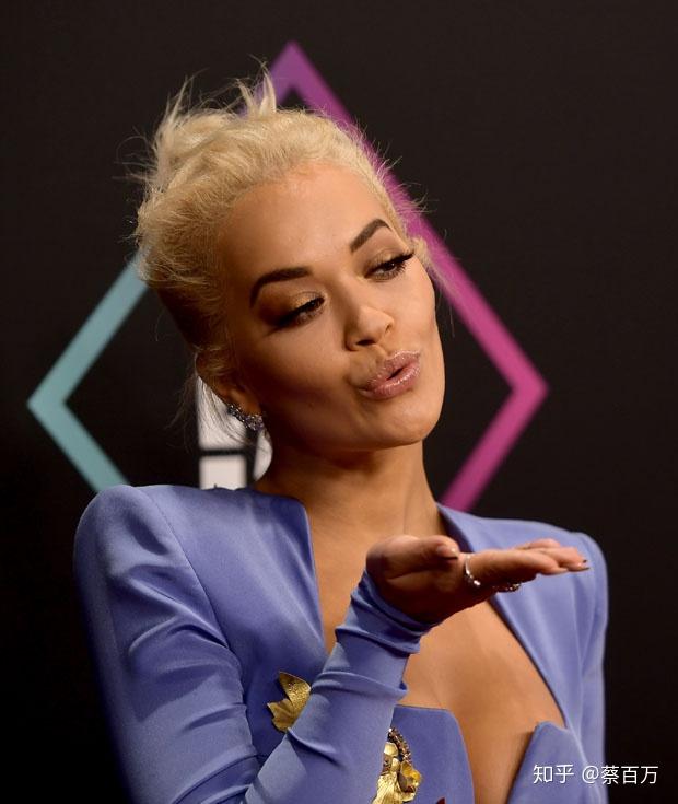 石头姐输给了英国集邮女蜘蛛侠新女友ritaora瑞塔欧拉黑化系着装了解