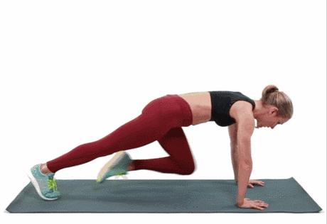 ①俯身登山:起始动作,如同俯卧撑一样,将全身重量置于手掌和脚趾上.