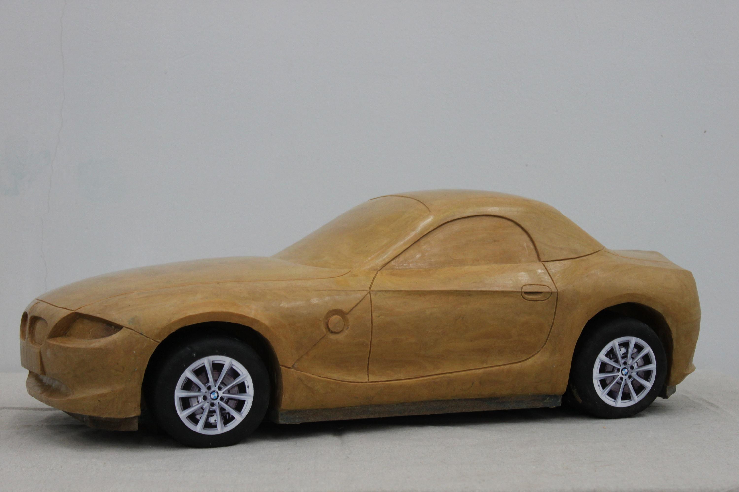 油泥模型师在雕塑油泥模型的过程中可以很方便地对所有表面细部形状