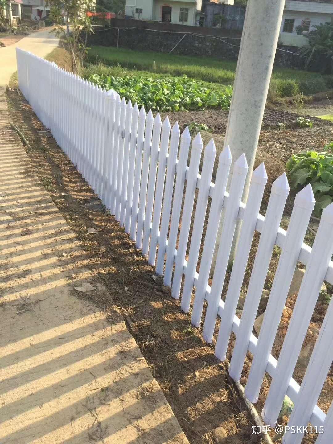 这款是pvc扁立护栏有了护栏的围挡可以随意中点小菜,也不用担心小动物