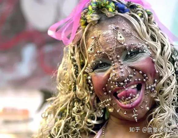 莱恩的身上和脸上挂满了五颜六色的小环,2000年时,她身上穿孔达462个