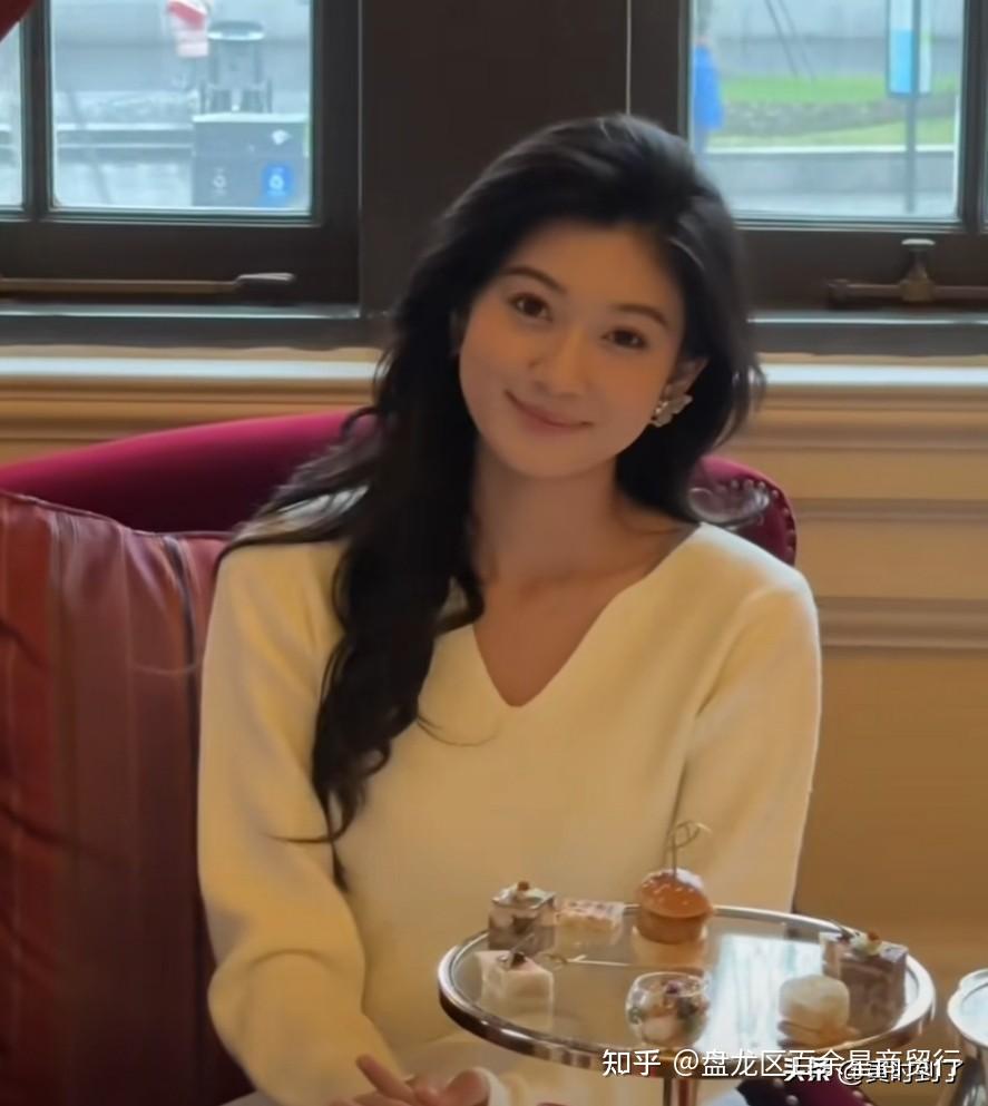 "长春名媛"张露文疑似塌房,不雅照流出,底裤都快被扒光了