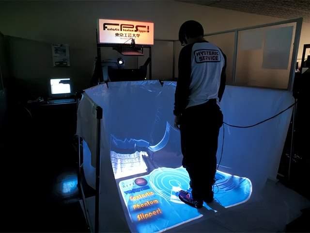 事实上早在1998年,就已经有人发明了第一款给脚底挠痒的机器——魔幻