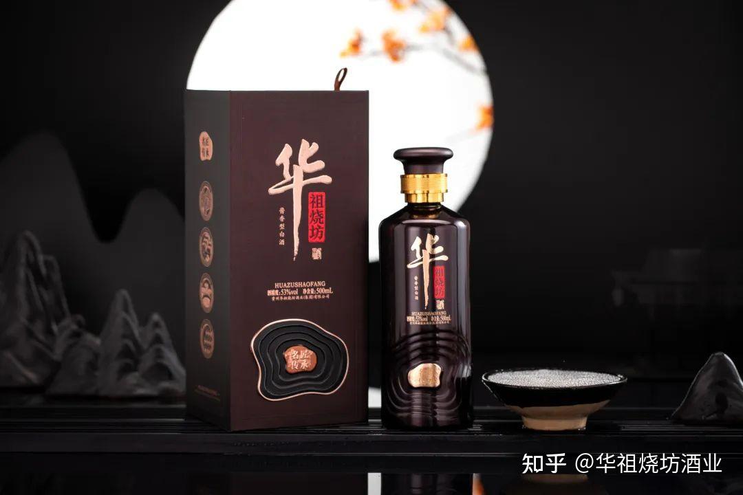 尊贵大气的鎏金瓶盖置于酒瓶之上,难掩其散发出的厚重典雅,精致细腻的