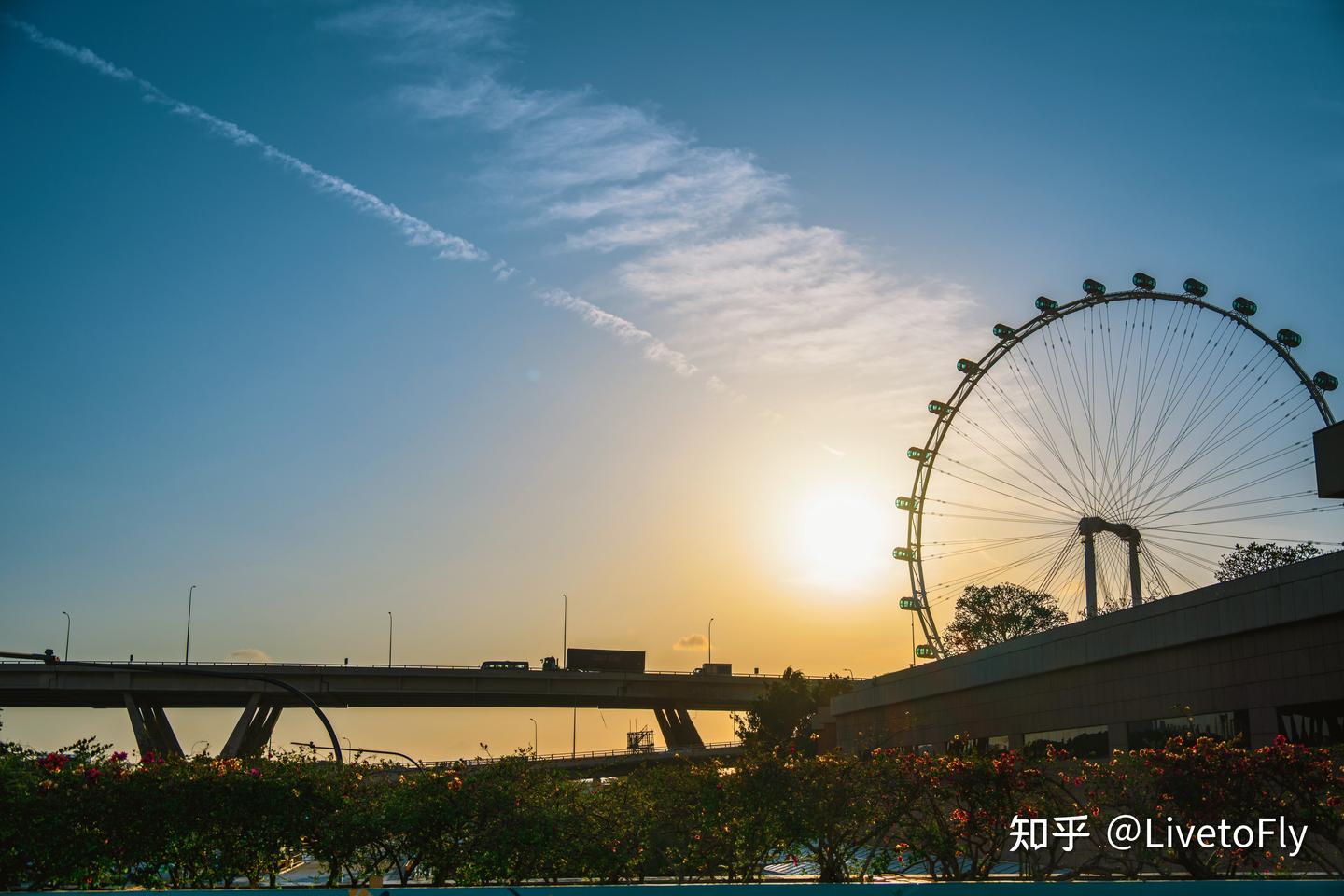 用尼康Z28-400镜头,在城市醒来之前记录一场随遇而安的Citywalk。
