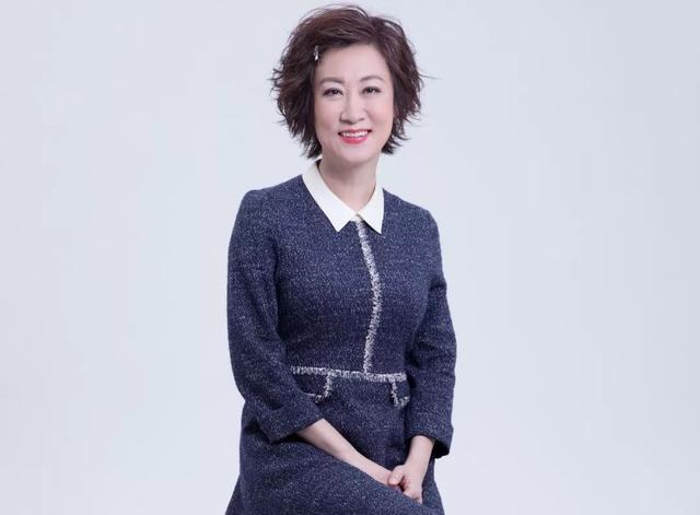 作为央视今日说法主持人的她曾经还做过珠宝销售员