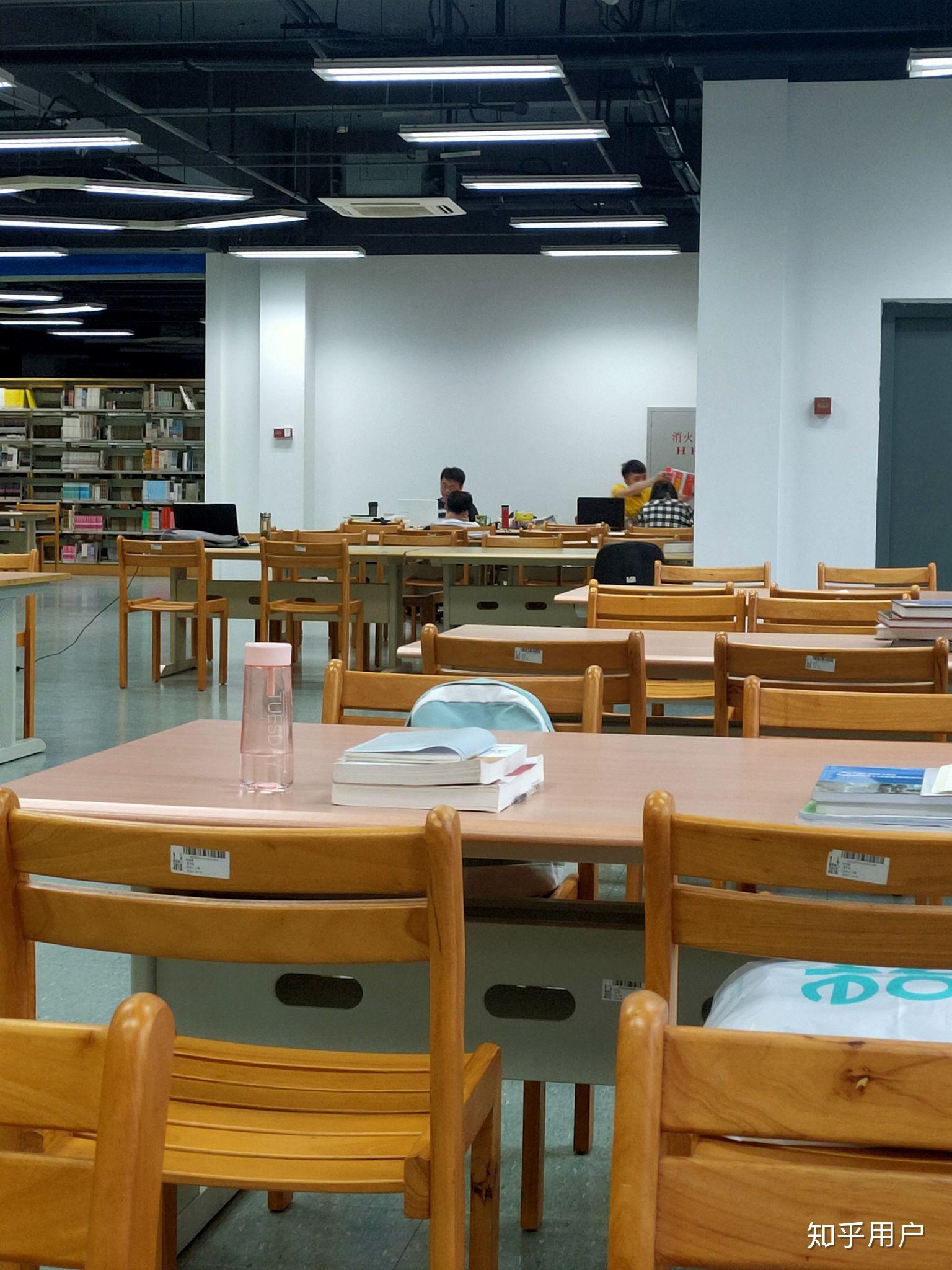 广东东软学院的图书馆或教室环境如何?是否适合上自习?