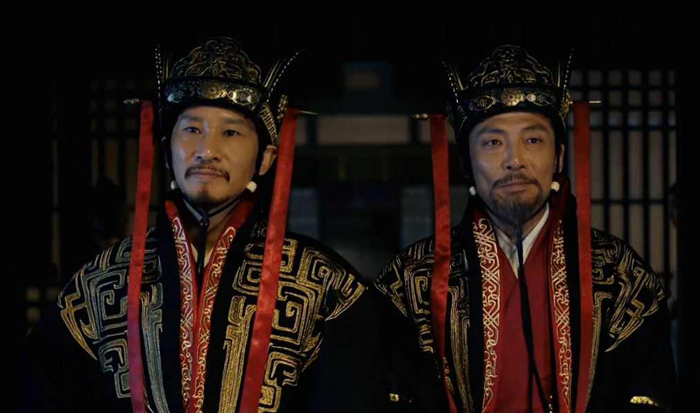 根据样式和年代判断,这顶帽子的学名应该叫做进贤冠,是汉朝时文官上朝