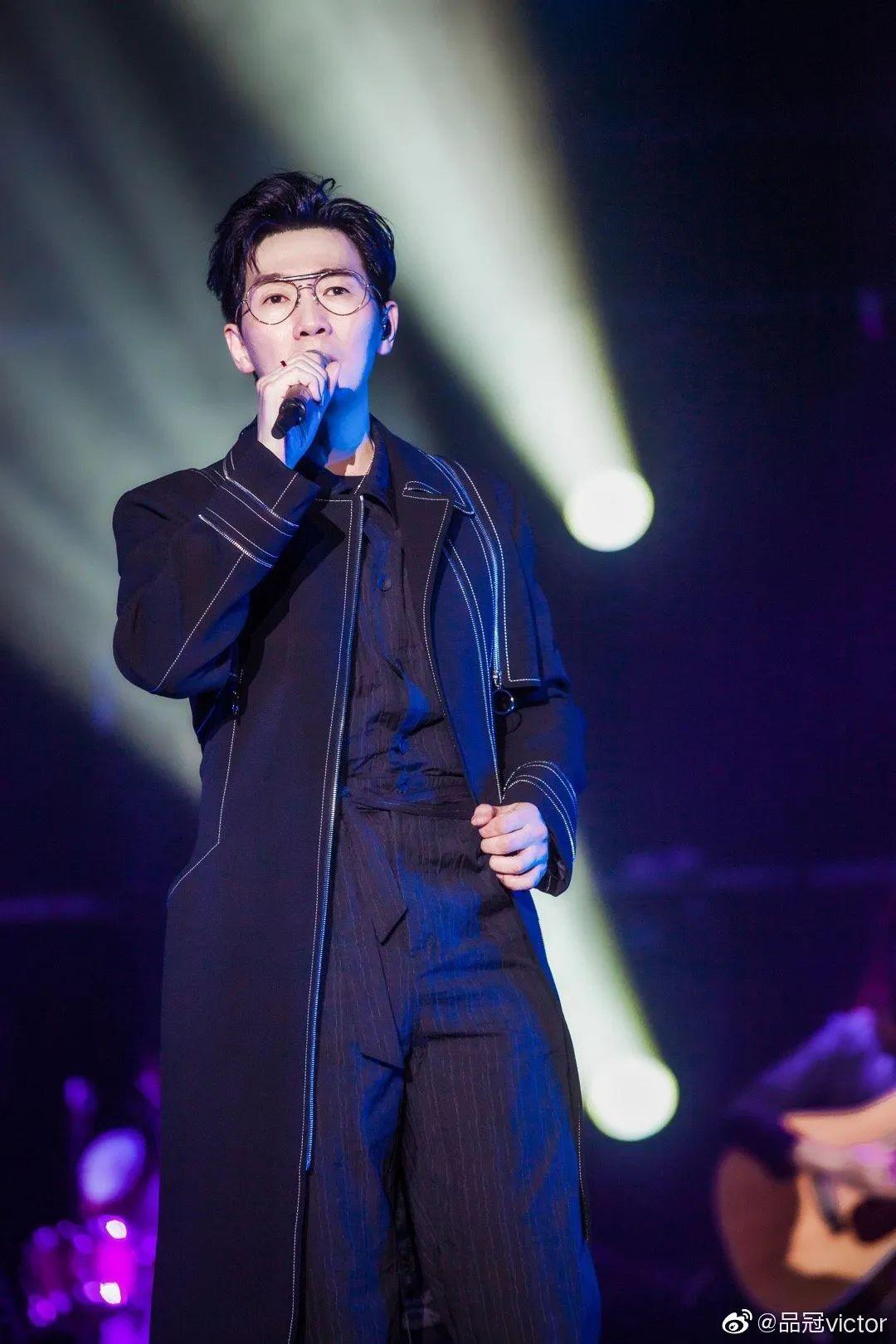 这么多年来,一直有位忠实的听众,始终坚定地陪伴在品冠的身边.