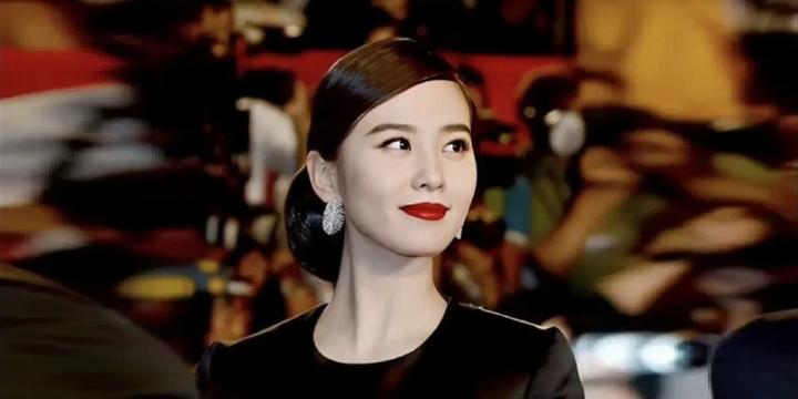 14年釜山电影节的刘诗诗,被韩媒誉为"点亮釜山的美貌"!