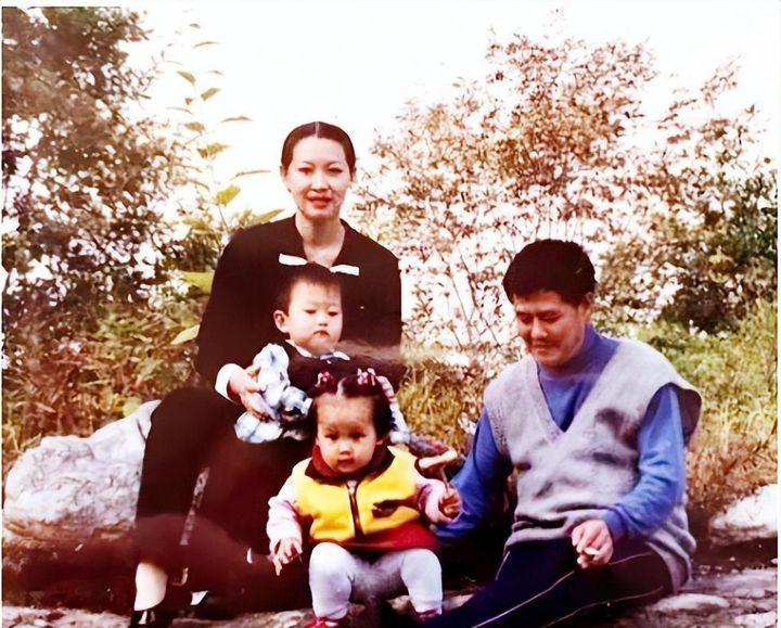 赵本山第一任妻子葛淑珍,被离婚时不吵不闹,带重疾儿子坚强生活