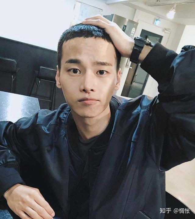 今年入伍的韩国男团成员当中shinee崔珉豪最帅exo大哥最萌