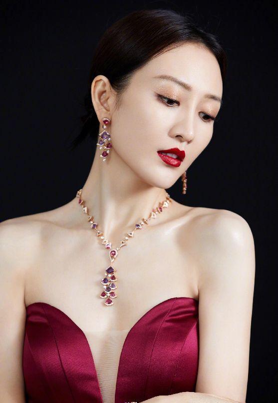 王鸥戴高级珠宝搭晚礼服尽显高贵典雅,现代女性戴珠宝展现轻奢风