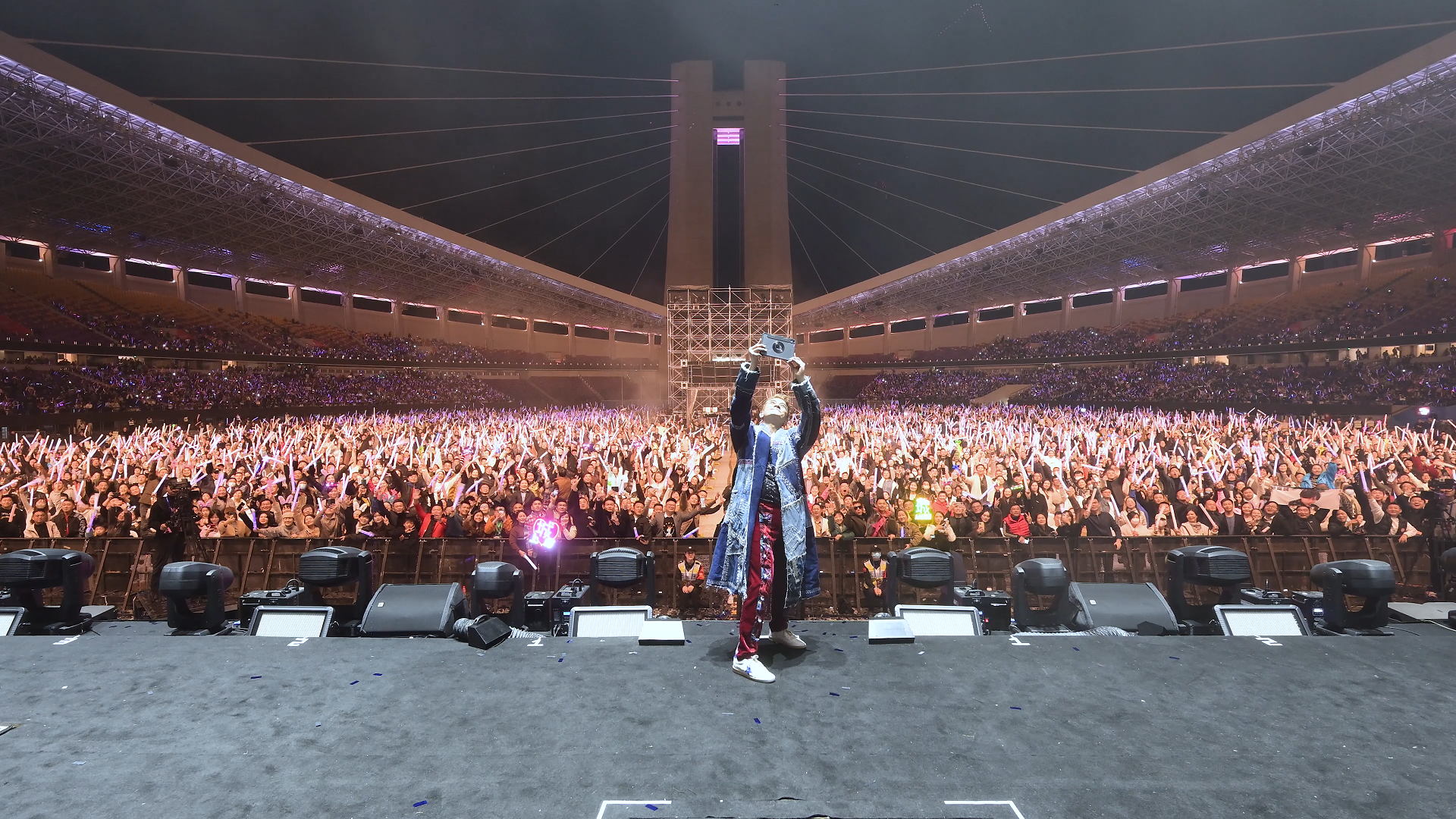 今年至少举行4场大型户外万人演唱会!