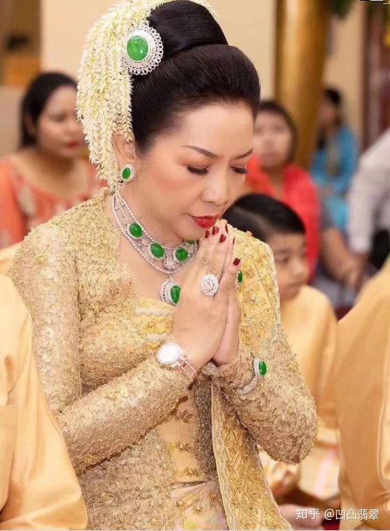 缅甸土豪翡翠家族爆红网络人人身戴满绿翡翠连宝宝都佩戴百万翡翠