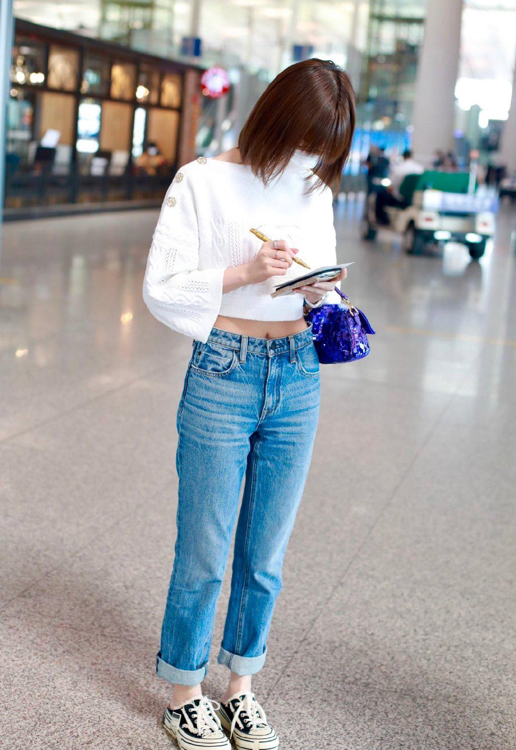 毛晓彤清凉上阵,短上衣 牛仔裤,小腰细得让人挪不开眼睛