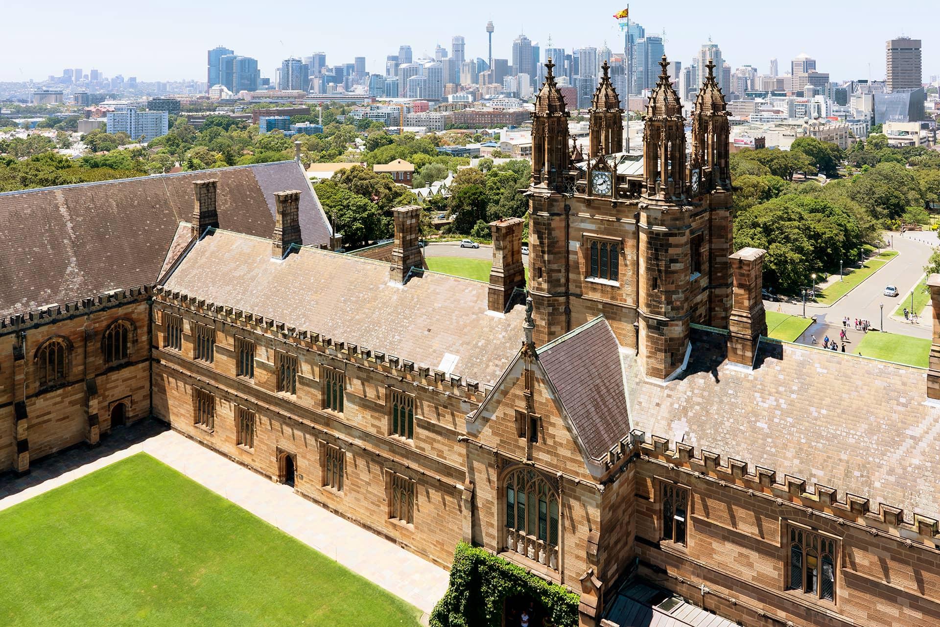 最美麗的大學校園之一,校園內擁有很多令人讚歎的中世紀城堡式的建築