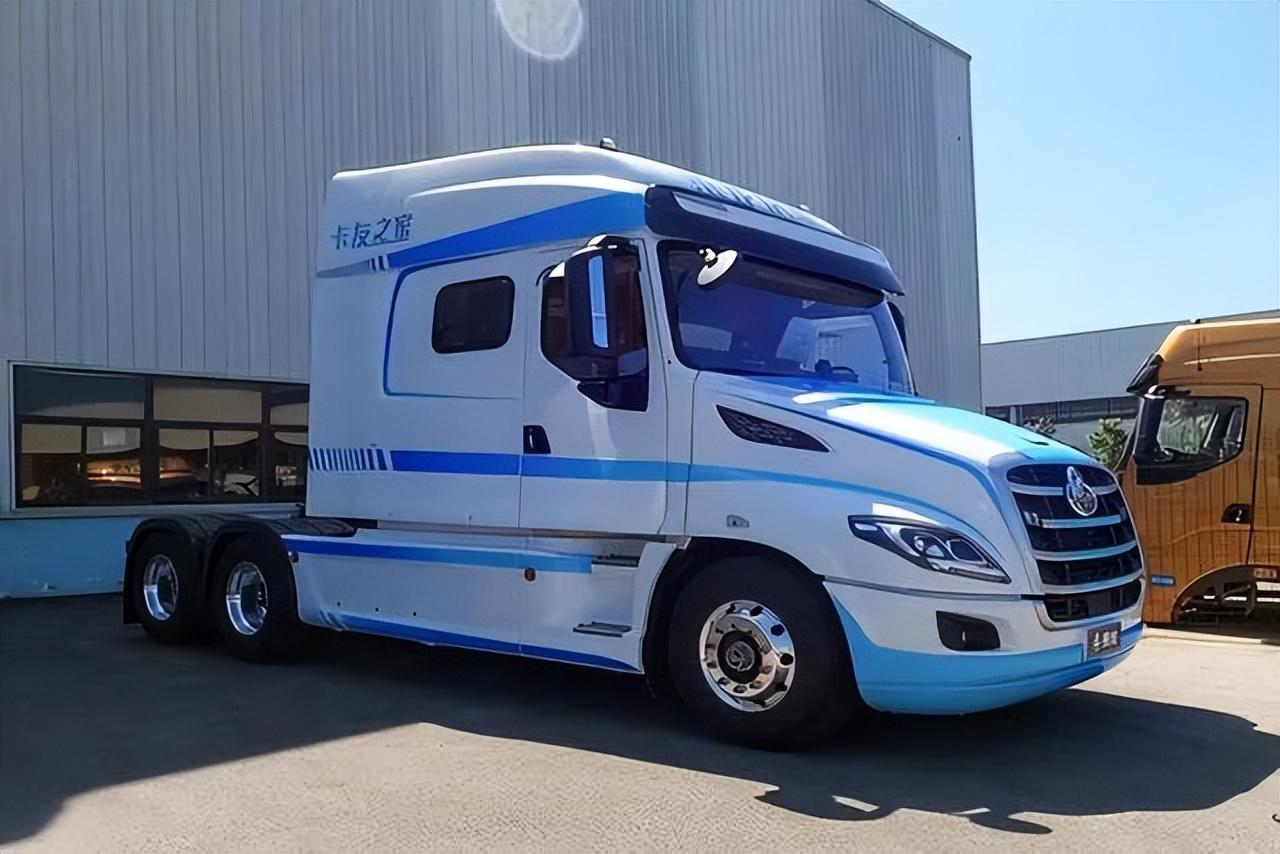 分别是东风柳汽乘龙于2021年6月推出的在t7长头牵引车基础上衍生的