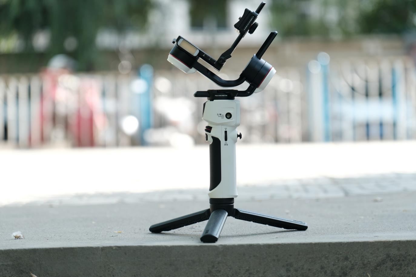 女朋友想买个稳定器拍视频相机手机都能用最好有没有轻巧点的稳定器