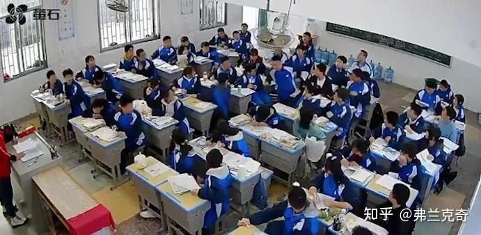 中学生冲上讲台拳打女老师！疑因老师拖堂过饭点 知乎