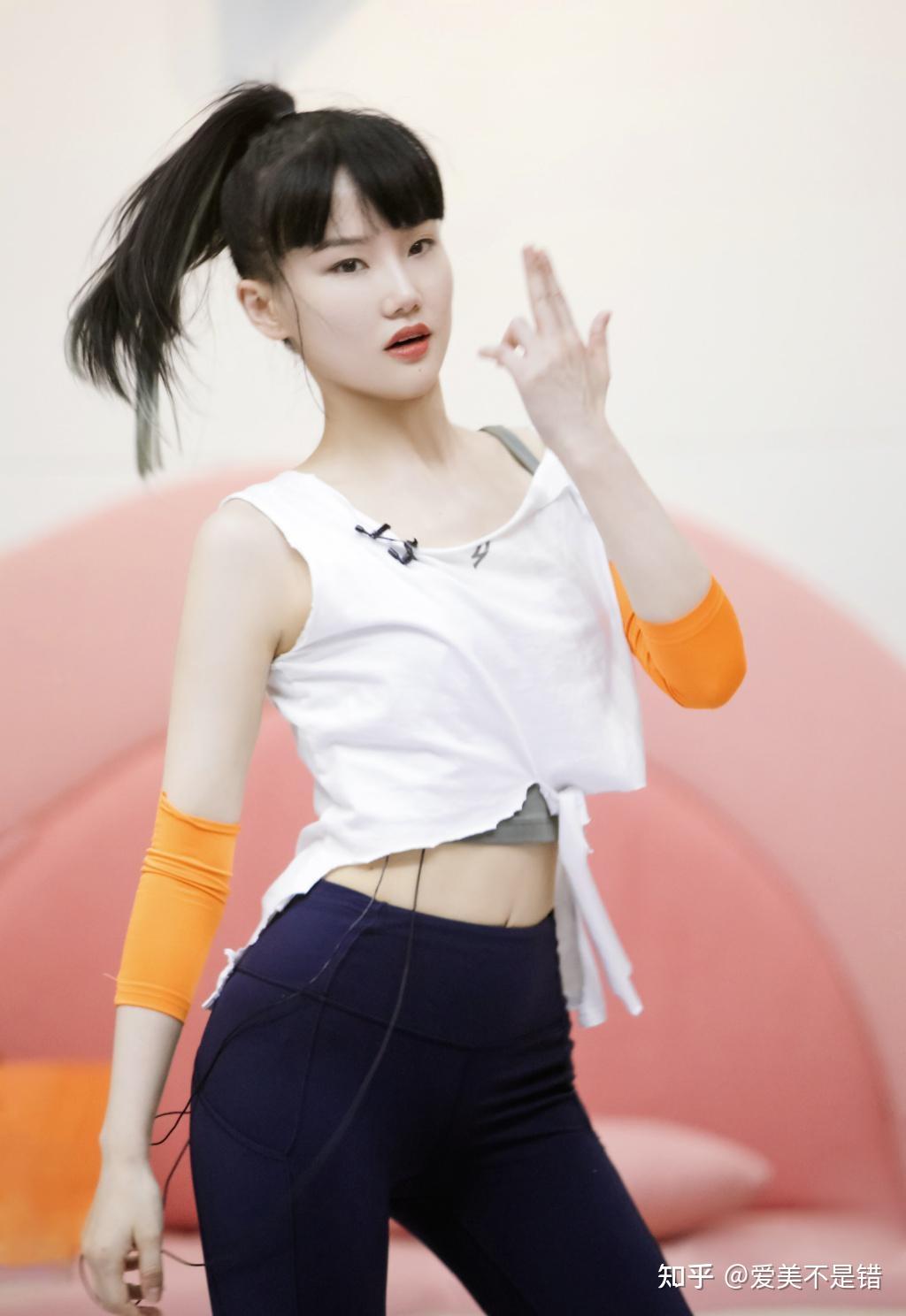 何晋龙解读黄玲媚态又天真的妖