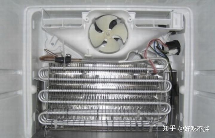 ①直冷冰箱在以往很常见,打开冷冻室可以看到丝管蒸发器,使用一段时间