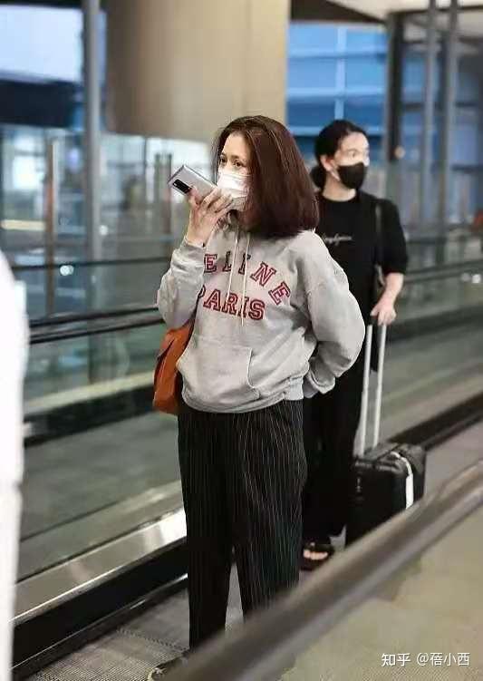 袁咏仪穿得越佛系越高级卫衣配凉拖鞋个性时髦气场无敌了