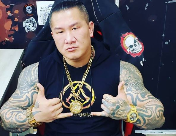 初哆咪娱乐林俊杰突贴脸直播39岁真容认不出撞脸馆长