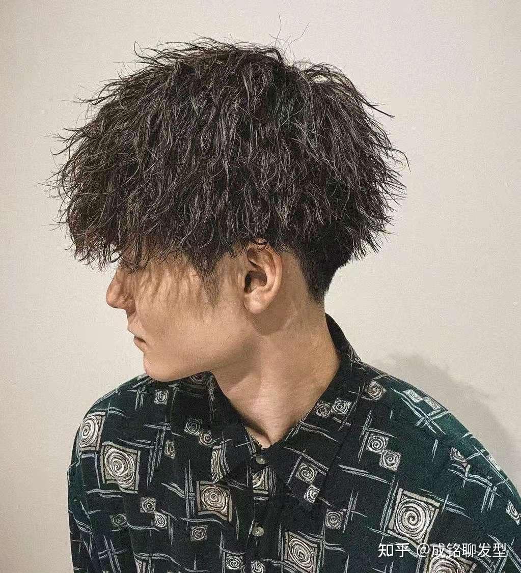 碎盖头怎么留?两边和后颈铲青,中间留长烫个渣男锡纸烫或烟花烫 - 知乎